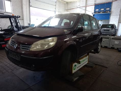 Schema: Priešrūkinio žibinto tvirtinimo vieta Renault Scenic 2003 bamperyje