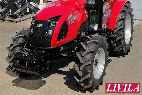 MTZ-82 traktoriaus priekinės ir galinės padangos, akcentuojant protektoriaus raštą