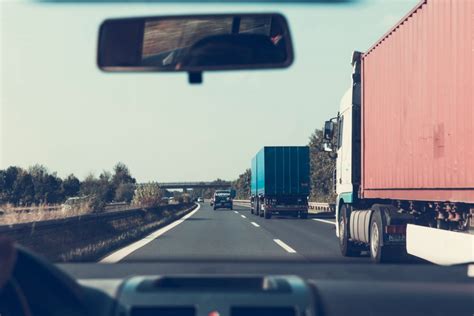 Teminė nuotrauka, vaizduojanti sunkvežimio vairuotoją, sėdintį už vairo ar mokymosi aplinkoje.
