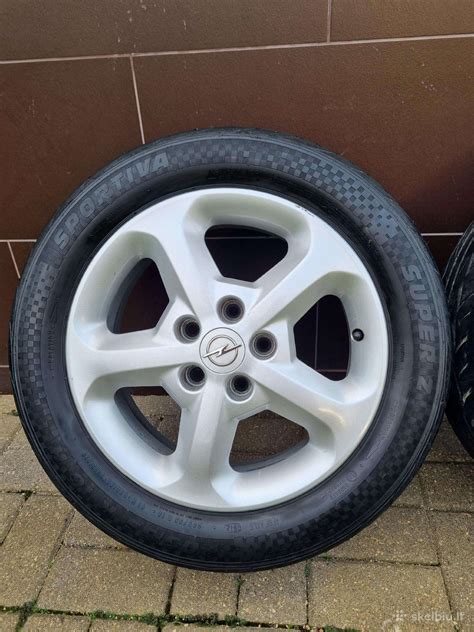 Opel R16 lengvojo lydinio ratlankiai ant automobilio