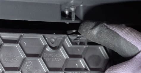 VW Golf salono saugiklių dėžutės vieta