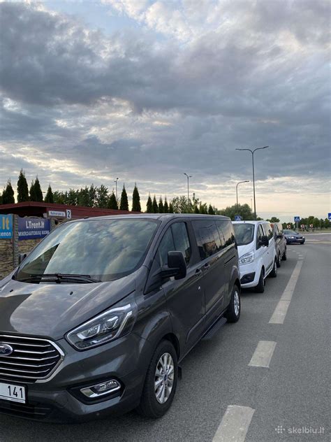 Sunkiojo transporto vizualizacija: šiuolaikinis mikroautobusas kelionėje