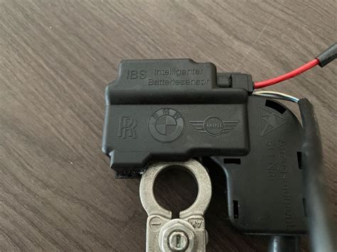 BMW E60 akumuliatorius su IBS jutikliu prie minusinio poliaus