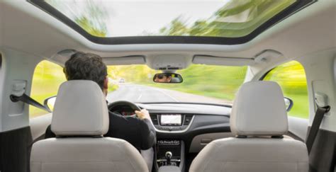 Nuotrauka, iliustruojanti nusidėvėjusius automobilio salonų elementus (vairą, pedalus, sėdynę)
