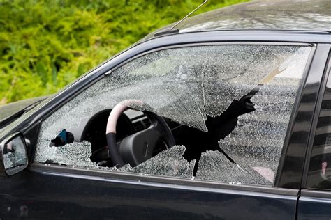 Teminė nuotrauka: užrakintas automobilis su raktais viduje