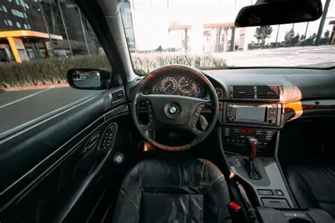 BMW E39 interjeras su odiniu salonu