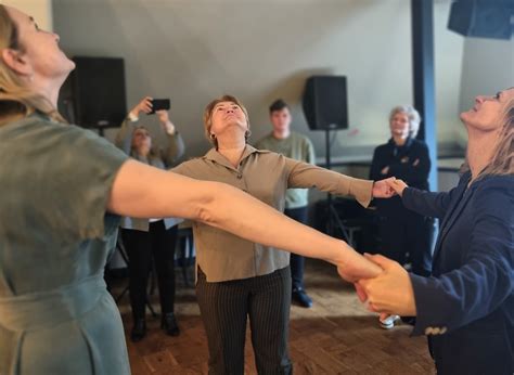 Jaunas žmogus, planuojantis savo ateitį ir renkantis profesinį kelią, prie kompiuterio su atverstomis knygomis.