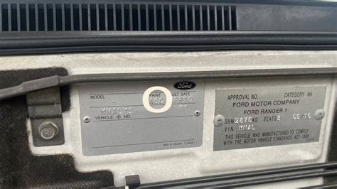 Nuotrauka, iliustruojanti dažniausias vietoves, kuriose yra automobilio spalvos kodas (durų stakta, variklio skyrius, bagažinė).