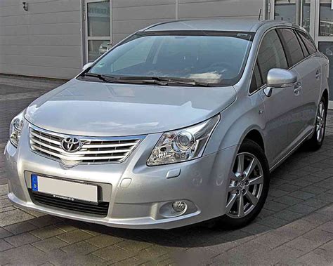 nuotrauka priekio ir šono automobilio Toyota Avensis T27