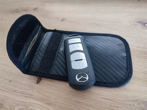 Bekontakčio automobilio raktelio dėklas, veikiantis kaip Faradėjaus narvas