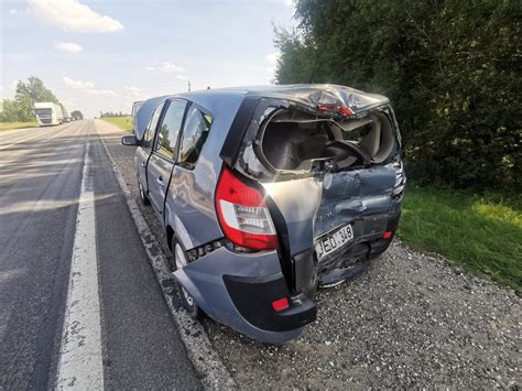 Teminis foto: Avarijos vietoje dirba gelbėtojai, apšviestas policijos automobilis, vilkikas ir pažeista įkrovimo stotelė.