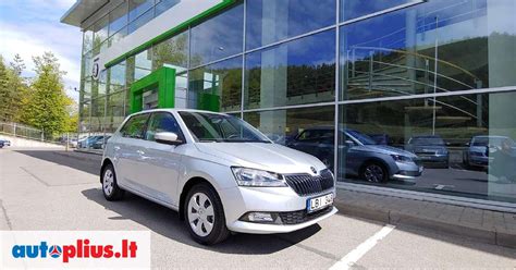 „Škoda Fabia“ hečbekas miesto aplinkoje