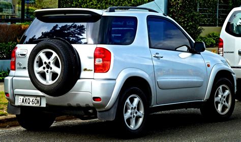 Toyota RAV4 II 2.0 D-4D 4x4 automobilio (2002 m.) iliustracija