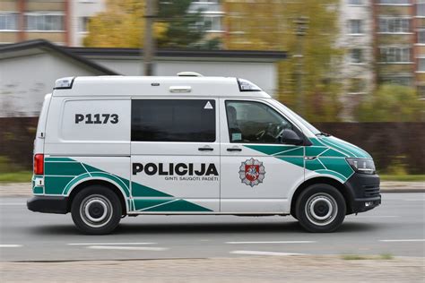 Teminė nuotrauka: policijos automobilis Minecraft stiliaus pasaulyje