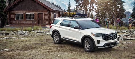 Teminė nuotrauka: Ford Explorer važiuojantis keliu