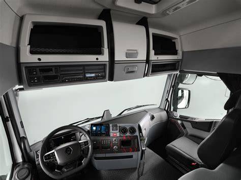 Renault Master vairuotojo kabinos prietaisų skydelio ir vairo nuotrauka