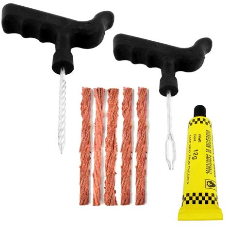 Nuotrauka su skirtingais padangų remonto įrankiais ir medžiagomis: virvelėmis, klijais, lopais, adatėlėmis.