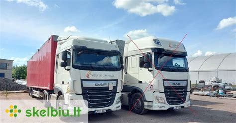 Vilnius, Lietuva - 2023 m. lapkričio 16 d. - Modernus vilkikas su puspriekabe stovi sandėlio aikštelėje.