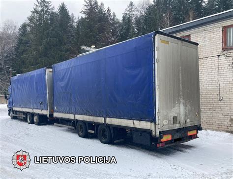 Teminė nuotrauka, vaizduojanti mega puspriekabę su pakraunamu aukštu kroviniu
