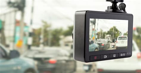 Teminė nuotrauka, vaizduojanti vaizdo registratorių automobilyje, akcentuojant jo svarbą įrodymams fiksuoti.