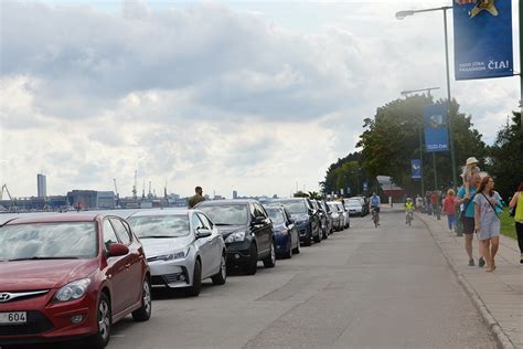 Teminė nuotrauka, vaizduojanti automobilį, parkuojamą atbuline eiga
