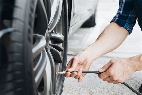 Mechanikas tikrina automobilio padangas ir skysčius prieš kelionę