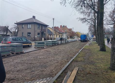 Nuotrauka: modernizuota automobilių stovėjimo aikštelė su ažūrine danga prie daugiabučio