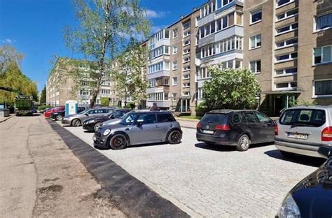 Nuotrauka: prastas kelias ir purvas vietoj parkavimo vietų Šiaulių daugiabučio kieme