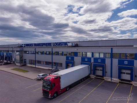 Sunkvežimiai stovintys logistikos terminale, saulėlydis