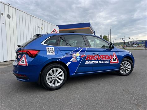 automobilio vairavimo egzamino instruktorius ir mokinys