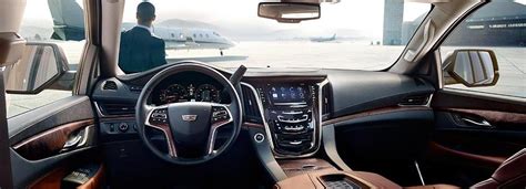 Cadillac Escalade interjeras su modernizuotu prietaisų skydeliu ir centriniu ekranu
