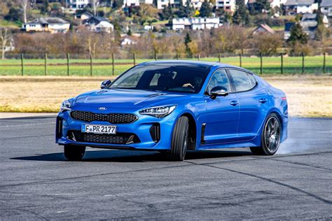 Kia Stinger GT iš galo, parodytos keturios ovalios išmetimo angos