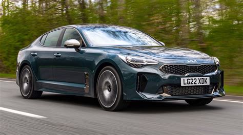 Schematinis Kia Stinger GT pakabos veikimo principas posūkyje