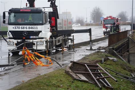Sunkvežimio, nukritusio nuo tilto, gelbėjimo operacijos nuotrauka