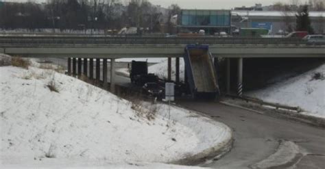 Sunkvežimio, užstrigusio po viaduku, nuotrauka