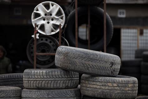 Apgadintų automobilių po sunkvežimio padangos sprogimo Vilniaus Pilaitės mikrorajone nuotrauka