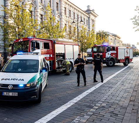 Policijos automobilis ir pareigūnai