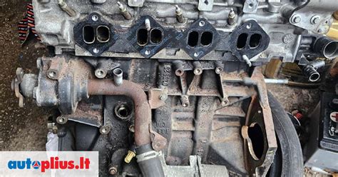 Tematinė nuotrauka: Renault Espace variklis su akcentu į vožtuvų dangtelį