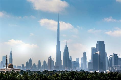 Teminė nuotrauka: modernūs Dubajaus keliai su daugiabučiais fonas