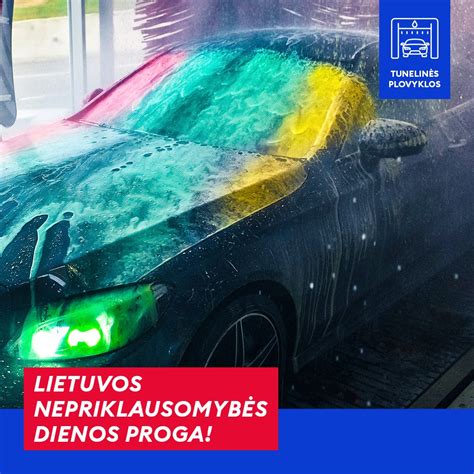 Nuotrauka: automobilis įvažiuojantis į automatinę plovyklą su nuimta antena
