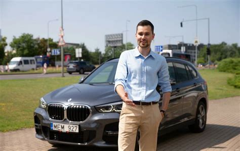 Tematinė nuotrauka: žmonės, besinaudojantys automobilių nuomos platformos programėle