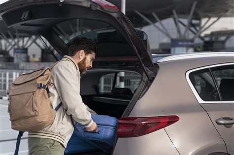 Tematinė nuotrauka: verslo keliautojai, atsiimantys automobilį oro uoste