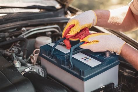 Patarimų infografika: kaip prižiūrėti automobilio akumuliatorių