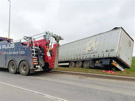 Vilkikas DAF FTXF105, apvirtęs nuo tilto į upelį ties Ylių kaimu, avarijos vieta su atitvarais teršalams
