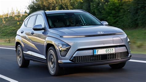 Palyginamoji nuotrauka: Hyundai Kona Electric ir Tesla Model X vienas šalia kito, demonstruojanti dydžių skirtumą
