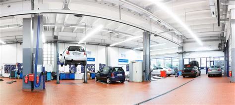 Autoserviso patalpų vidaus vaizdas su darbuotojais