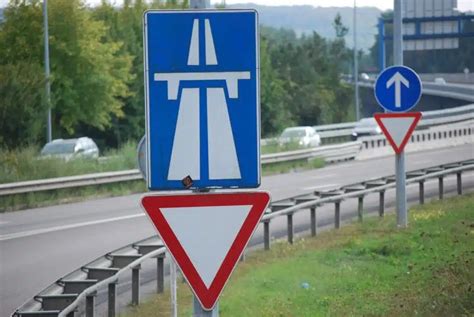 Kanados greitkelis su matomu kelio ženklu ir miško kraštovaizdžiu