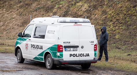Automobilis, važiuojantis per apsnigtą Kanados kelią