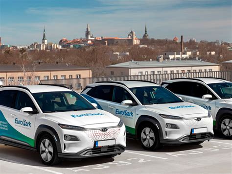 Vaizdas, iliustruojantis įvairius automobilių energijos šaltinius: elektrinius, hibridinius, vandenilinius automobilius.