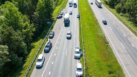 Avarijoje suniokoti automobiliai greitkelyje